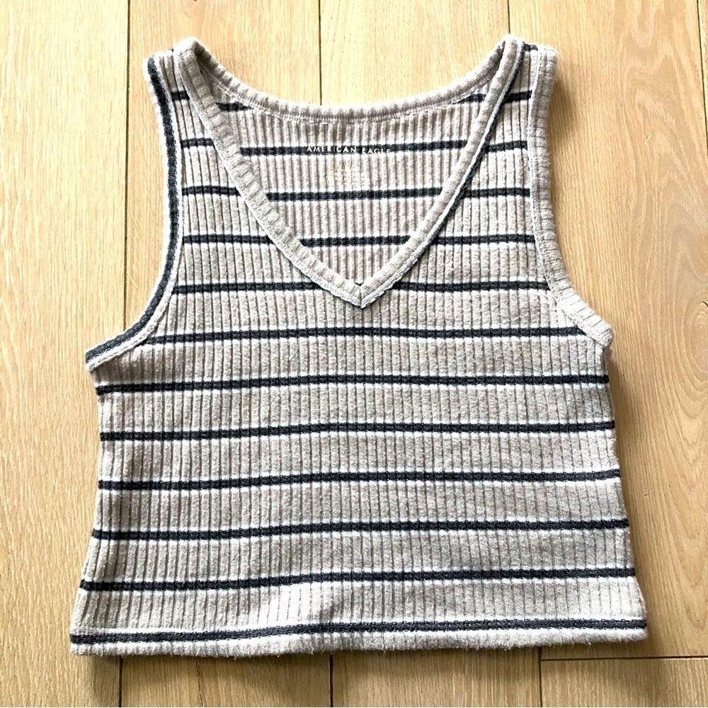 American Eagle Outfitters V Neck Cropped Tank Top in Grey Size S